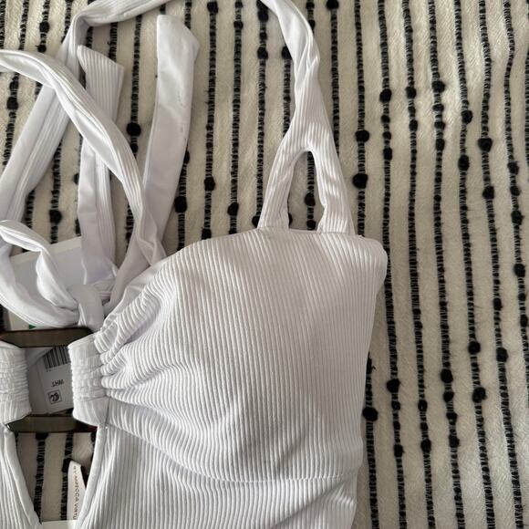 BECCA | White Ribbed Peek-a-boo Tortoise Ring One Piece Swimsuit | Large BNWT - Picture 7 of 7